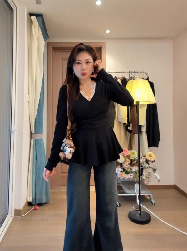 Női V‑nyakú felső csipke betéttel, hosszú ujjú, lazán szabott