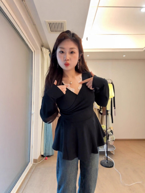 Női V‑nyakú felső csipke betéttel, hosszú ujjú, lazán szabott