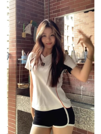 Tricou damă din poliester cu cusături de colaj, mâneci scurte, croială slim, stil pulover, vara 2024