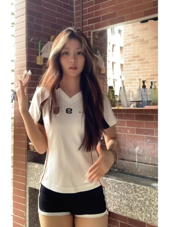 Tricou damă din poliester cu cusături de colaj, mâneci scurte, croială slim, stil pulover, vara 2024