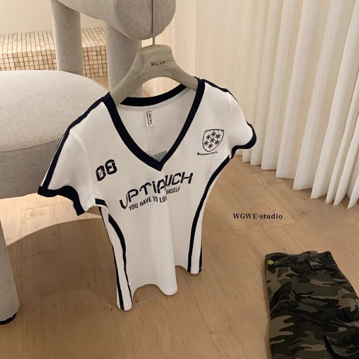 Žensko T-shirt s V-izrezom, kratki rukavi, pamuk s elastanom, tekstni otisak, uži kroj