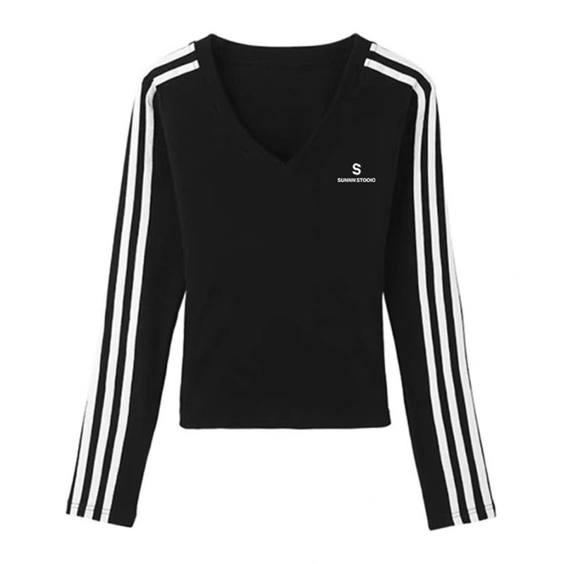 Majica s tekstnim printom, slim-fit kroj, V-izrez i dugi rukavi