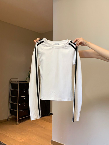 Ženska poliester raglan majica, uskog kroja, okrugli izrez, dugi rukavi, pulover stil (poliester, sadržaj glavne tkanine 30–50%)
