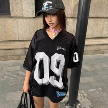 Tricou din poliester pentru femei, decolteu în V, mâneci scurte, imprimeu cu litere și cifre, croială lejeră