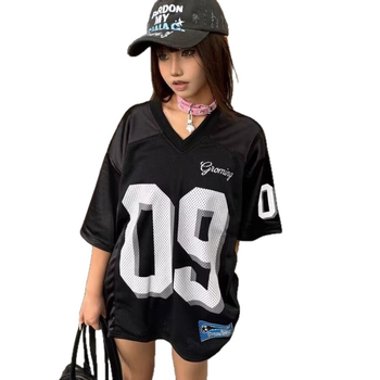 Tricou din poliester pentru femei, decolteu în V, mâneci scurte, imprimeu cu litere și cifre, croială lejeră