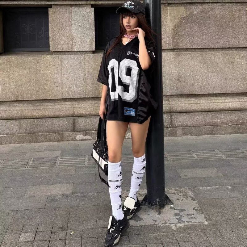 Tricou din poliester pentru femei, decolteu în V, mâneci scurte, imprimeu cu litere și cifre, croială lejeră