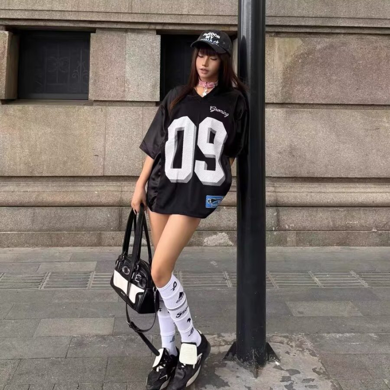 Tricou din poliester pentru femei, decolteu în V, mâneci scurte, imprimeu cu litere și cifre, croială lejeră