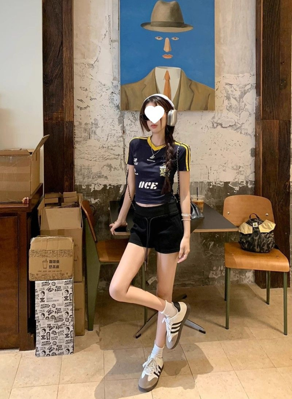 Ženski kratki T‑shirt s otiskom slova, uski kroj, V-izrez, pleteni materijal