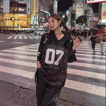 Tricou cu mâneci scurte, stil retro hip-hop, croială lejeră, poliester, decolteu în V