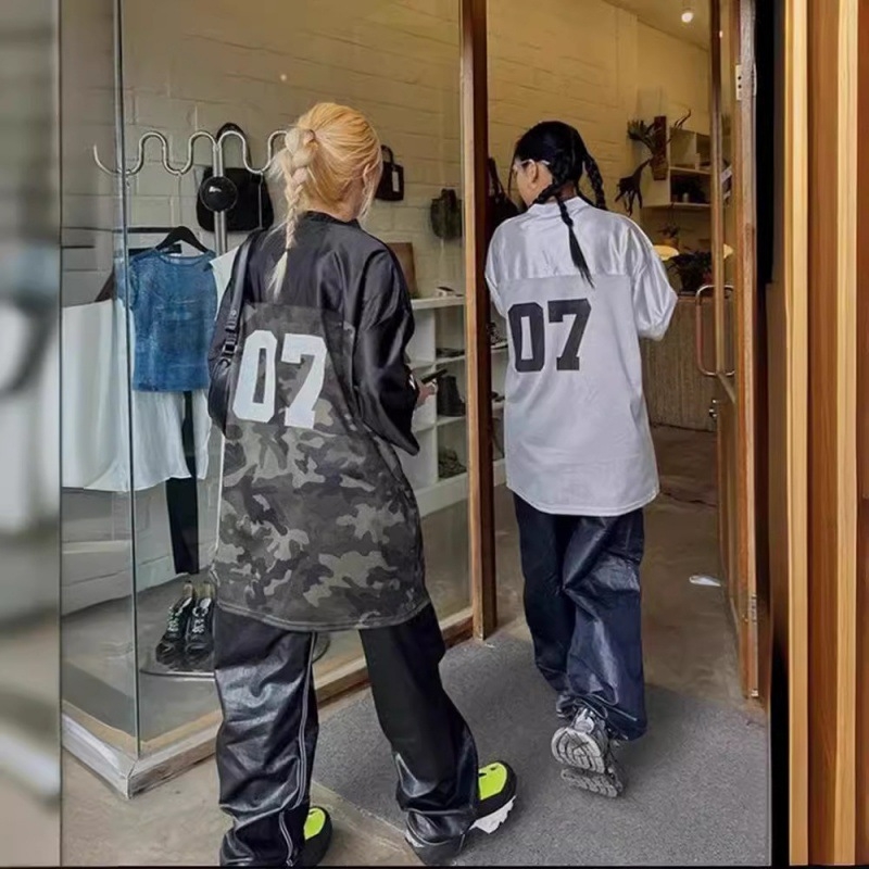 Tricou cu mâneci scurte, stil retro hip-hop, croială lejeră, poliester, decolteu în V