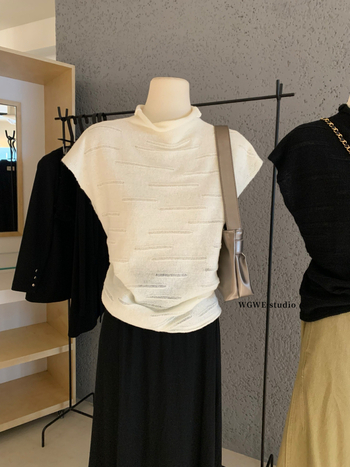 Pulover tricotat cu glugă, guler semi înalt, croială lejeră, mâneci 3/4, lungime medie