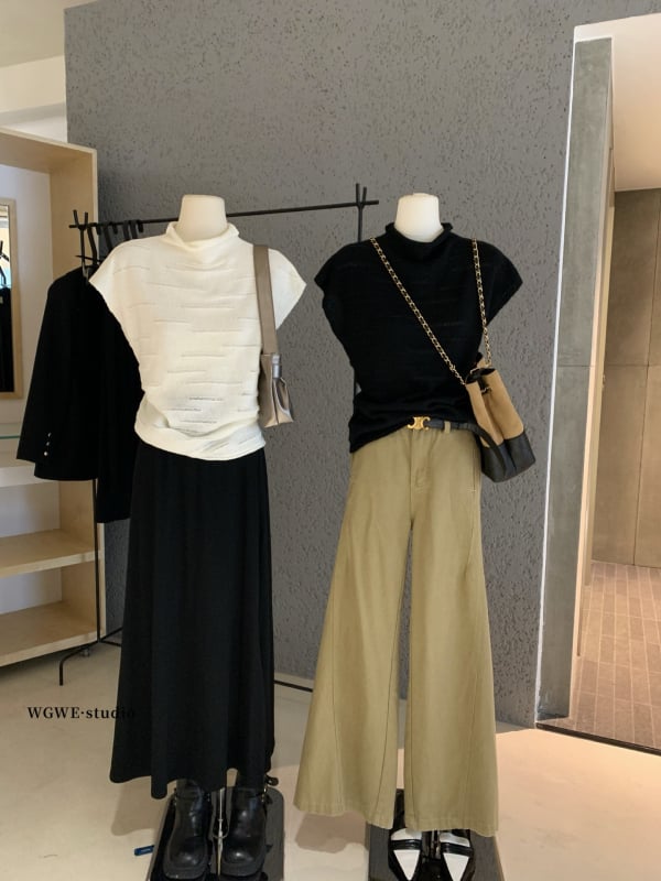 Pulover tricotat cu glugă, guler semi înalt, croială lejeră, mâneci 3/4, lungime medie