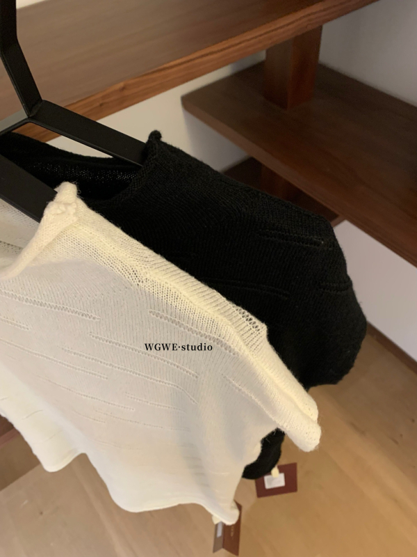 Pulover tricotat cu glugă, guler semi înalt, croială lejeră, mâneci 3/4, lungime medie