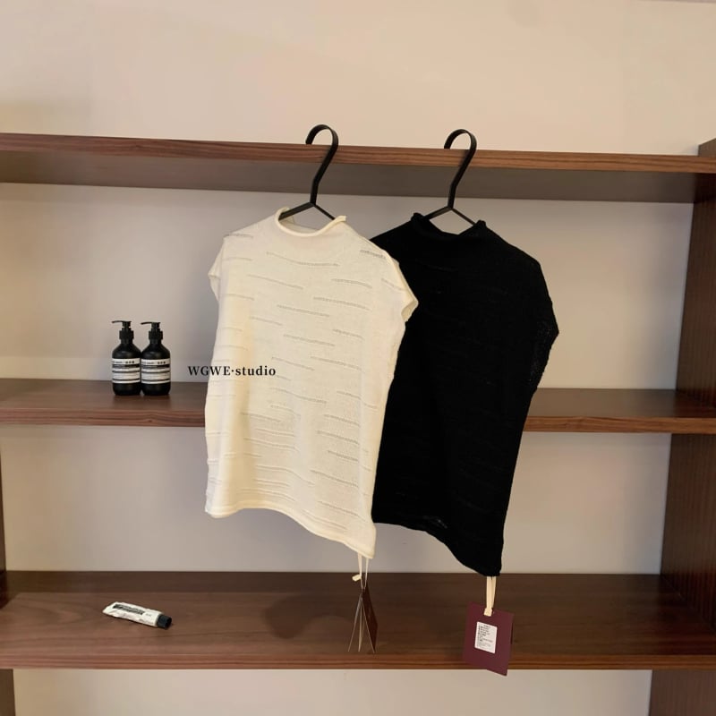 Pulover tricotat cu glugă, guler semi înalt, croială lejeră, mâneci 3/4, lungime medie