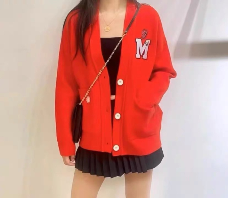 Ζακέτα με κεντημένο λογότυπο, V-λαιμό, μακριά μανίκια, φαρδιά γραμμή, Χειμώνας 2023