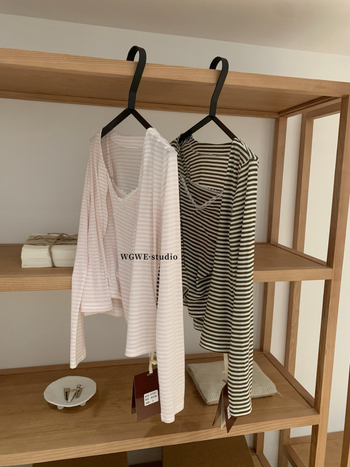 Set din două piese: top cu decolteu în V și cardigan tricotat — decolteu în V, mâneci lungi, stil cardigan, croială regulată, toamnă 2025