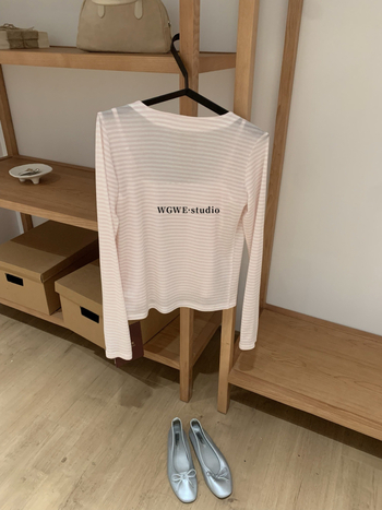 Set din două piese: top cu decolteu în V și cardigan tricotat — decolteu în V, mâneci lungi, stil cardigan, croială regulată, toamnă 2025