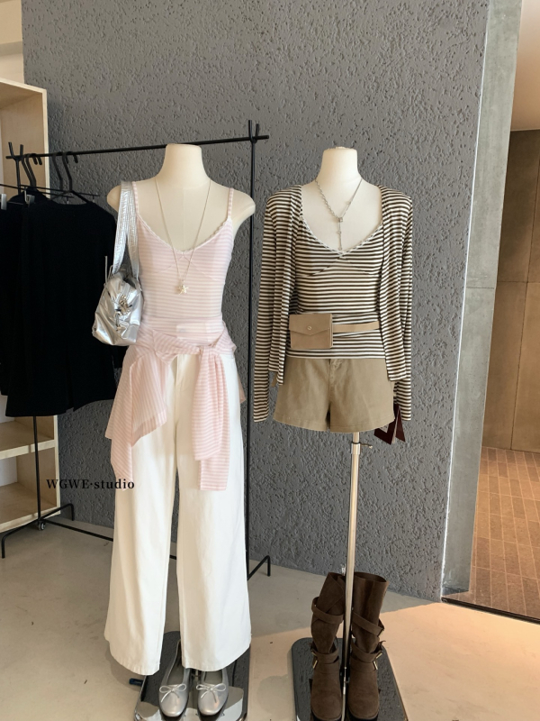 Set din două piese: top cu decolteu în V și cardigan tricotat — decolteu în V, mâneci lungi, stil cardigan, croială regulată, toamnă 2025