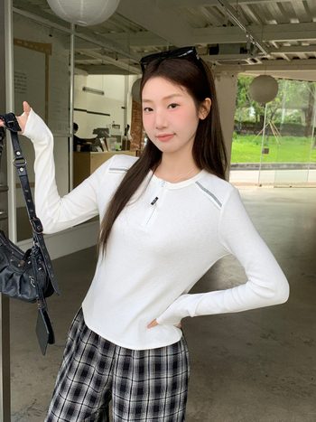 Tricou cu guler rotund, fermoar pe jumătate, mâneci lungi, amestec bumbac-viscoză (50–70% bumbac, sub 30% viscoză)