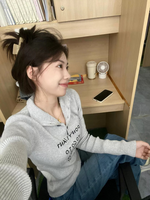 Pulover tricotat cu glugă pentru femei - stil coreean, model cu litere, guler înălțat, mâneci lungi, croială slim