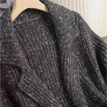 Cardigan tricotat fără mâneci din Ice Silk, cu guler de tip costum, primăvara 2025.