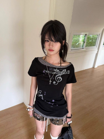 Tricou slim-fit din fibre de viscose, model creativ, guler înclinat, mâneci scurte, stil coreean lejer