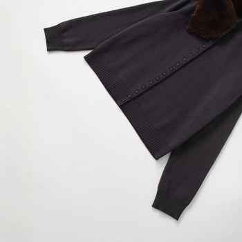 Jachetă tricotată pentru femei cu rever din blană artificială, închidere cu nasturi, mâneci lungi, lungime 50–65 cm, iarnă 2025, poliester 50–70%