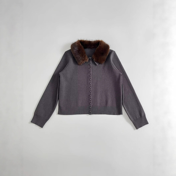 Jachetă tricotată pentru femei cu rever din blană artificială, închidere cu nasturi, mâneci lungi, lungime 50–65 cm, iarnă 2025, poliester 50–70%