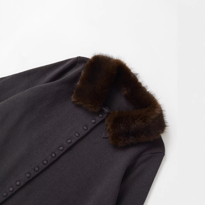 Jachetă tricotată pentru femei cu rever din blană artificială, închidere cu nasturi, mâneci lungi, lungime 50–65 cm, iarnă 2025, poliester 50–70%