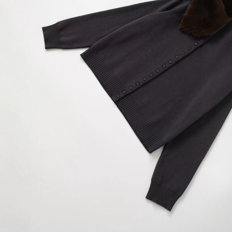 Jachetă tricotată pentru femei cu rever din blană artificială, închidere cu nasturi, mâneci lungi, lungime 50–65 cm, iarnă 2025, poliester 50–70%