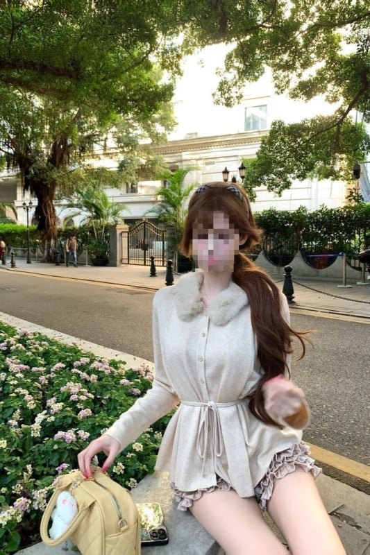 Cardigan tricotat cu guler rotund, croială oversized, material viscoză, broderie (viscoză; guler rotund; oversized; broderie)