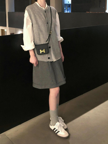 Hooded knitted sleeveless vest cardigan za jesen 2025, vlakna regenerirane celuloze, pleteni materijal, polo ovratnik, obična duljina