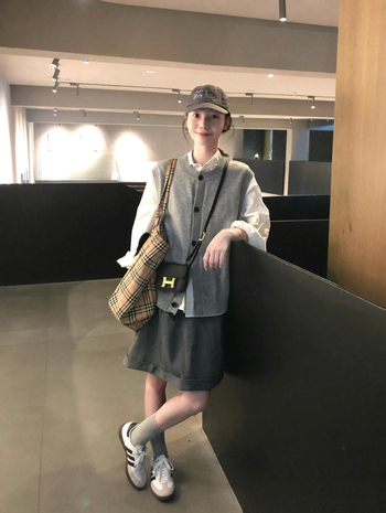Hooded knitted sleeveless vest cardigan za jesen 2025, vlakna regenerirane celuloze, pleteni materijal, polo ovratnik, obična duljina