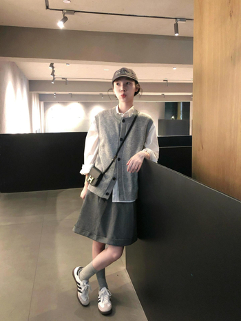 Hooded knitted sleeveless vest cardigan za jesen 2025, vlakna regenerirane celuloze, pleteni materijal, polo ovratnik, obična duljina