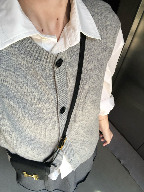 Hooded knitted sleeveless vest cardigan za jesen 2025, vlakna regenerirane celuloze, pleteni materijal, polo ovratnik, obična duljina