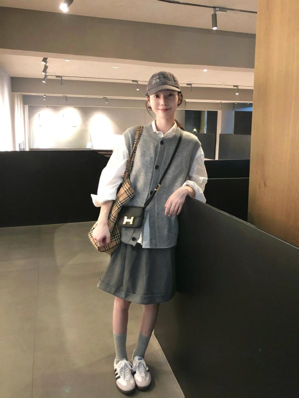 Hooded knitted sleeveless vest cardigan za jesen 2025, vlakna regenerirane celuloze, pleteni materijal, polo ovratnik, obična duljina