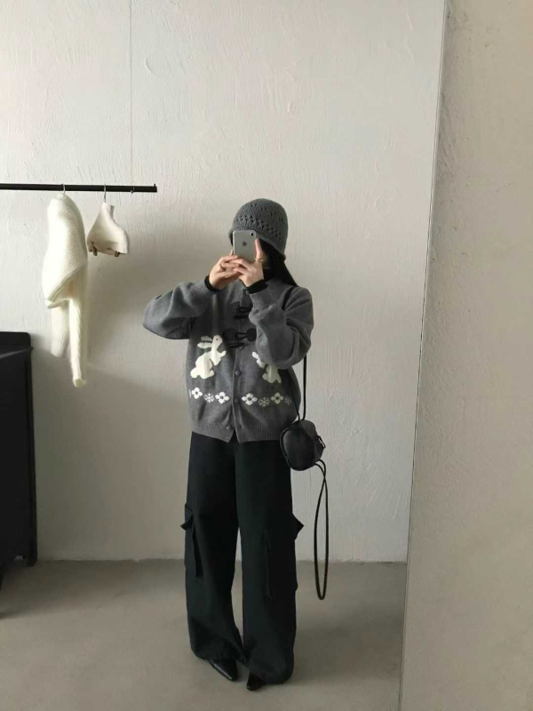 Женски плетен кардиган с цип, плътен трикотаж, полиестер-найлонова смес, свободен силует, кръгло деколте.