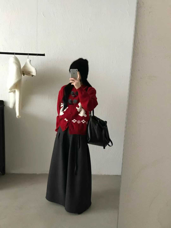 Женски плетен кардиган с цип, плътен трикотаж, полиестер-найлонова смес, свободен силует, кръгло деколте.