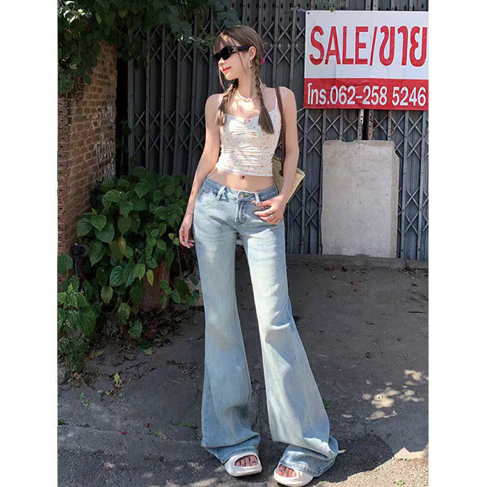 Džinsice s niskim strukom, blago široke, denim 70-80% pamuk, do 30% poliestera, završno pranje, casual stil
