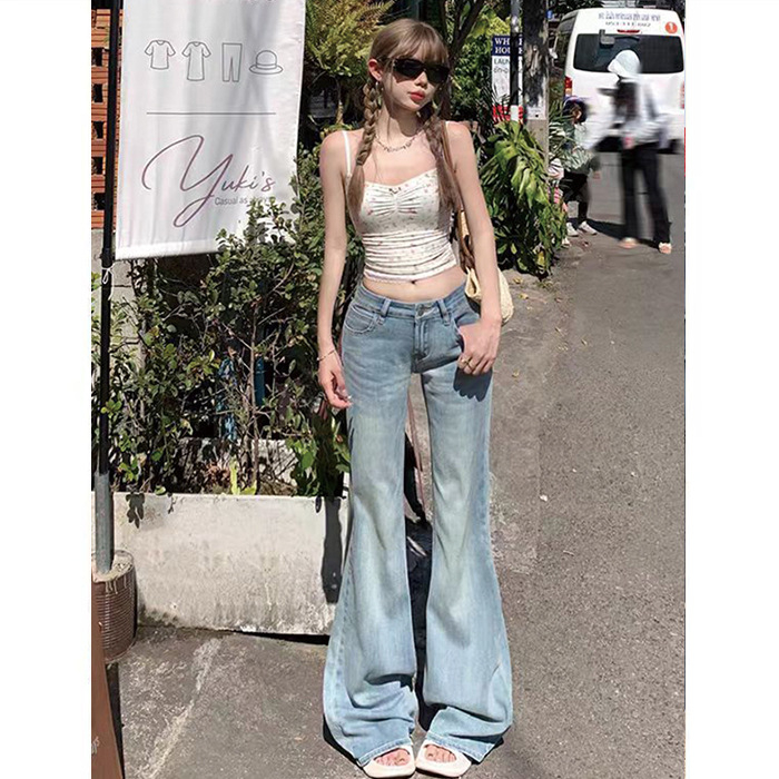 Džinsice s niskim strukom, blago široke, denim 70-80% pamuk, do 30% poliestera, završno pranje, casual stil
