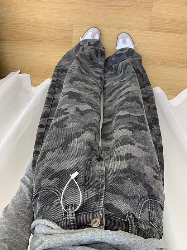 Denim traperice s visokim strukom, ravni kroj, lagana tkanina, 70-80% pamuk, 50-70% poliester, termičko oblikovanje, proljeće 2025