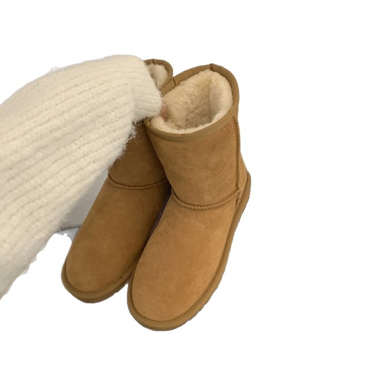 Дамски снежни ботуши с платформа, топло подплатени, горна част от микрофибър кожа, гумена подметка, вътрешност от памук, височина на платформата 3–5 см, предно връзване