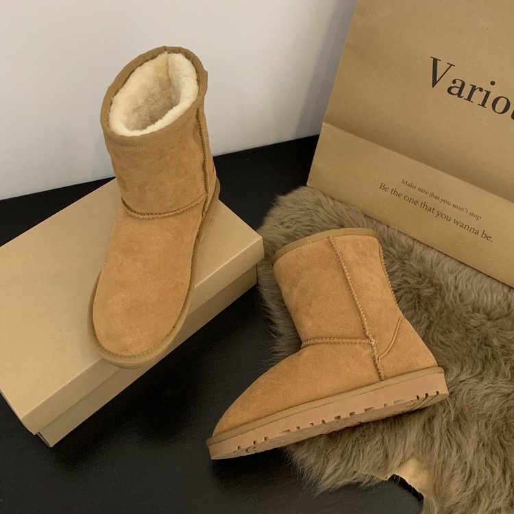 Дамски снежни ботуши с платформа, топло подплатени, горна част от микрофибър кожа, гумена подметка, вътрешност от памук, височина на платформата 3–5 см, предно връзване