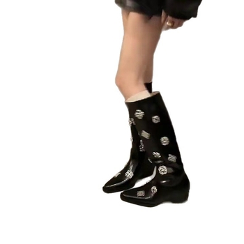 Cizme de cavaler din piele naturală, vârf ascuțit, toc gros, lungime până la gambe medii, cataramă metalică