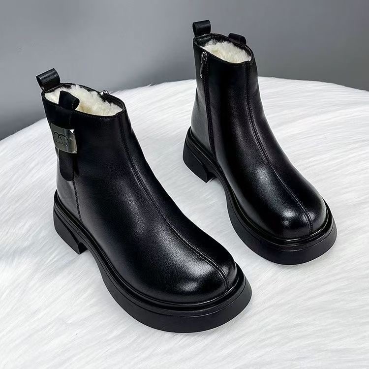 Téli csizmák PU felsőrésszel, gumitalppal, középmagas szár, 3-5 cm magas sarok, fleece-béléses