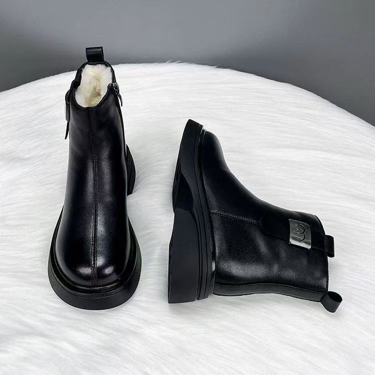 Téli csizmák PU felsőrésszel, gumitalppal, középmagas szár, 3-5 cm magas sarok, fleece-béléses
