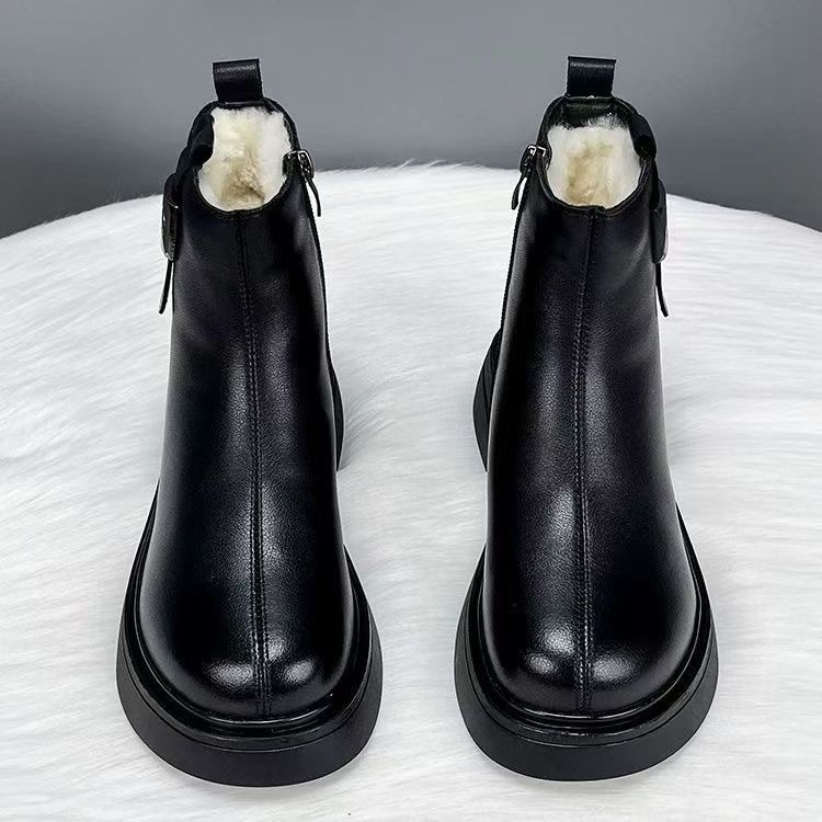 Téli csizmák PU felsőrésszel, gumitalppal, középmagas szár, 3-5 cm magas sarok, fleece-béléses