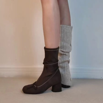 Francia balett-stílusú csizmák fodorral, oldalsó cipzárral, 6–8 cm vastag sarok, PU felső rész, báránybőr bélés