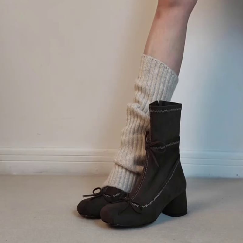 Francia balett-stílusú csizmák fodorral, oldalsó cipzárral, 6–8 cm vastag sarok, PU felső rész, báránybőr bélés