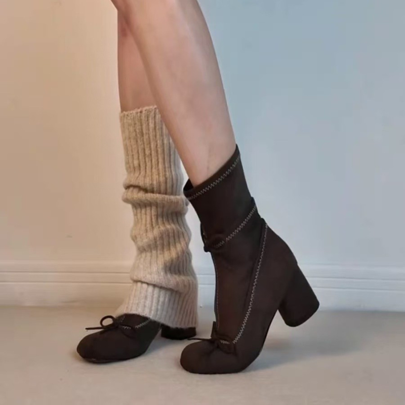 Francia balett-stílusú csizmák fodorral, oldalsó cipzárral, 6–8 cm vastag sarok, PU felső rész, báránybőr bélés